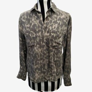 Anthropologie's Cloth & Stone Camo Top High Low Split Back Pockets Sz XS Tencel